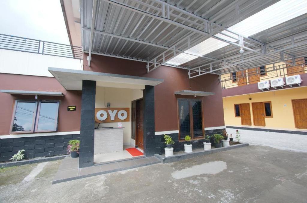 Oyo 347 Bayang Brothers Guest House Maguwo Exterior foto